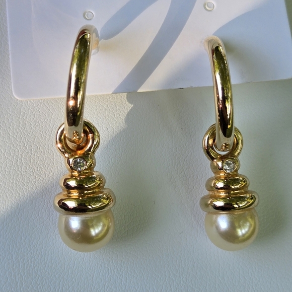 Vintage Gold and Cream Pearl Fuax Pearl Earrings - Picture 9 of 17